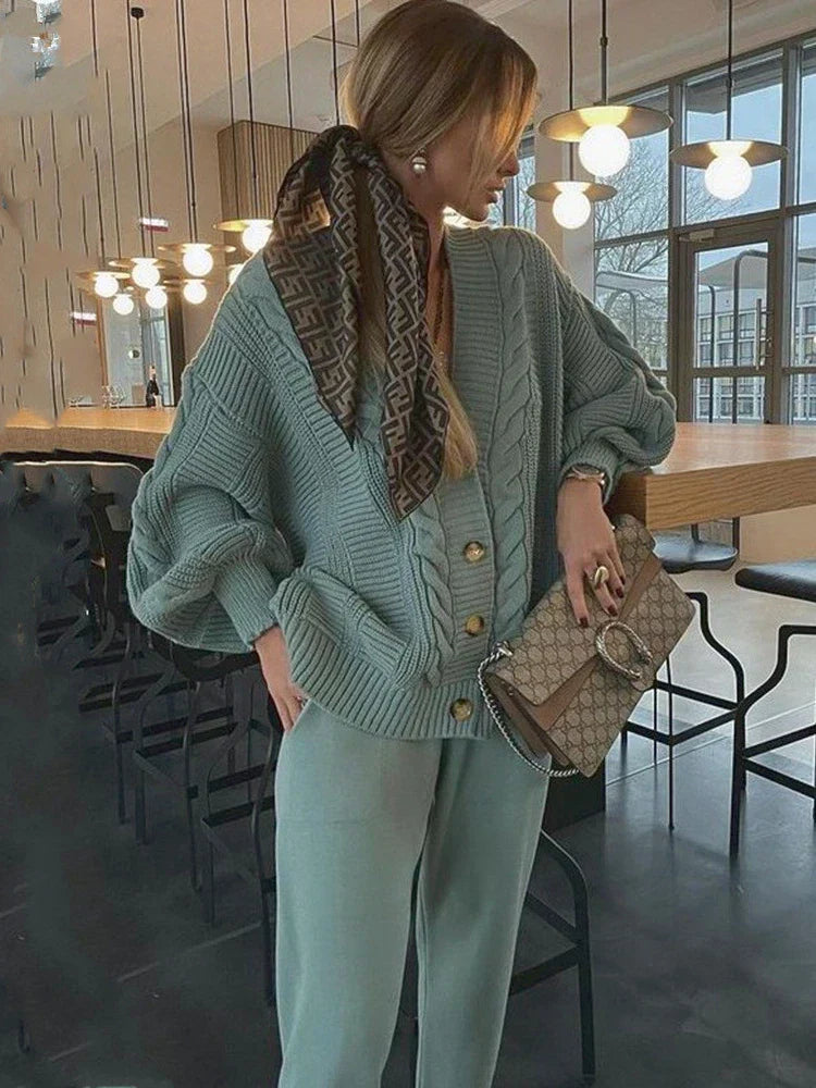 Ladies knitted two-part set | Knot closure vest, Slim Fit Broek, Casual Style